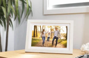 Family-Friendly Tech Gifts: Why Smart Frames and Friendship Lamps Are Leading the Trend