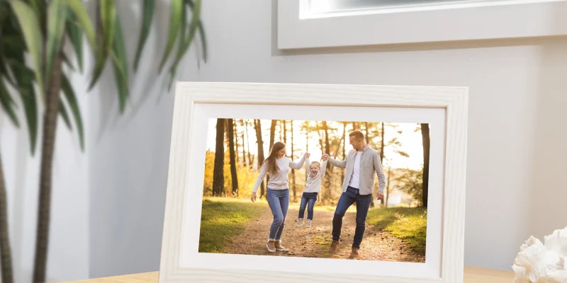 Family-Friendly Tech Gifts: Why Smart Frames and Friendship Lamps Are Leading the Trend